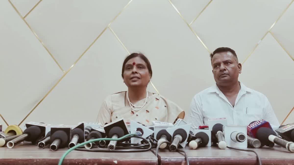 प्रेस वार्ता को संबोधित करतीं डॉ. अर्चना गुप्ता