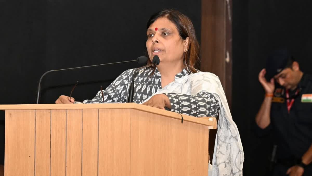 कार्यकर्ताओं को संबोधित करतीं डॉ. अर्चना गुप्ता