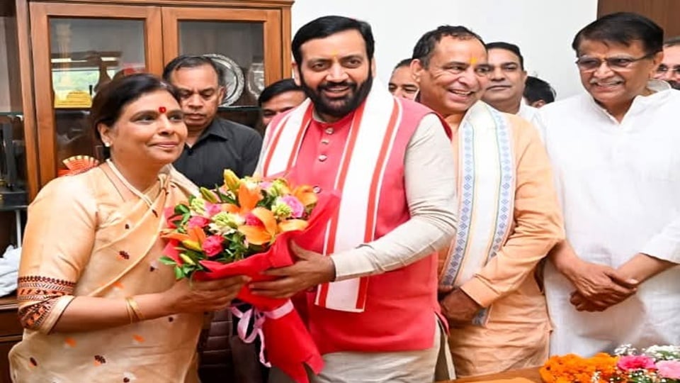 भाजपा नेताओं के साथ डॉ. अर्चना गुप्ता